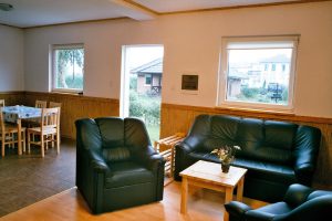 Wypoczynek, stolik w domku nad morzem Rowy domki