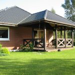 Zieleń i taras przy domku letniskowym w Rowach
